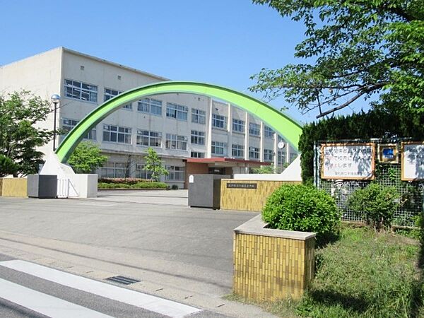 画像15:高校「愛知県立千種高校まで1690m」