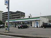 コンビニ「ファミリーマートまで340m」