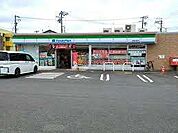 コンビニ「ファミリーマート豊橋花田町店まで708m」