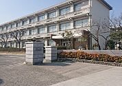 小学校「半田市立花園小学校まで329m」