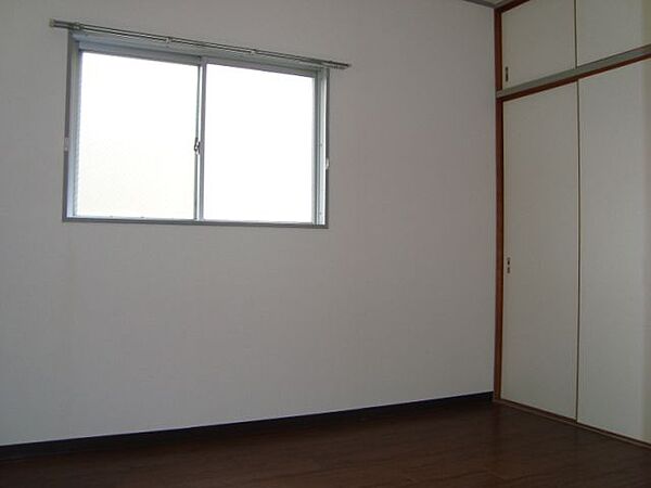 画像13:窓が2ヶ所あり、お部屋が明るいです。