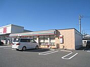 コンビニ「セブンイレブンまで990m」