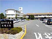 役所「愛西市役所佐織支所まで682m」