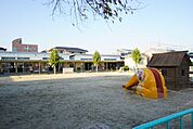 幼稚園、保育園「小坂井中保育園まで240m」