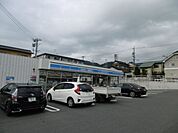 コンビニ「ローソン新城本宮道まで690m」