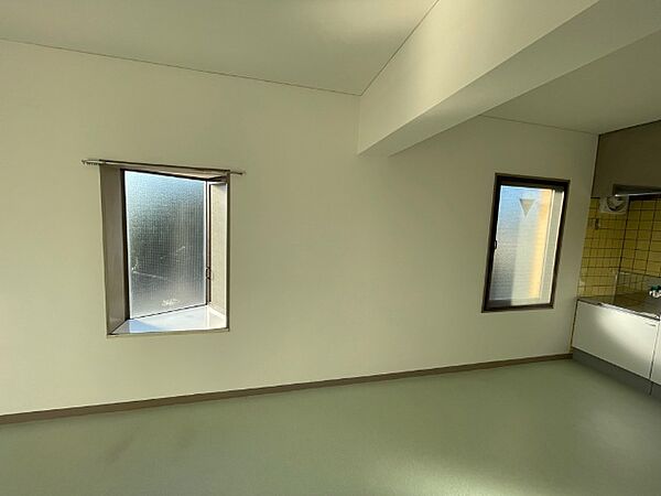 画像23:リビング側面の壁に2つの窓があります