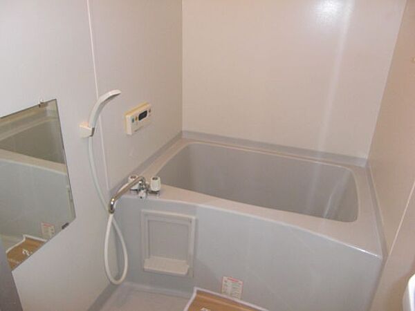 画像12:追い焚き＆浴室乾燥機能完備のバスルームです