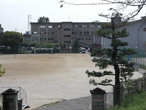 画像19:中学校「犬山市立犬山中学校まで1033m」