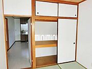 天袋完備の和室側の収納スペースです