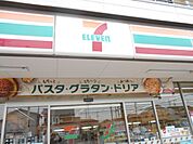 コンビニ「セブンイレブンまで1300m」