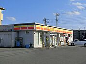 コンビニ「デイリーヤマザキまで130m」