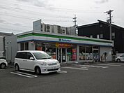 コンビニ「ファミリーマートまで200m」
