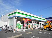 コンビニ「ファミリーマートまで890m」