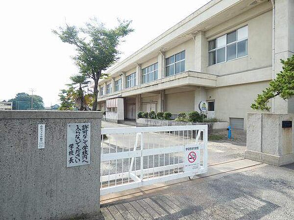 画像24:中学校「稲沢市立大里中学校まで1693m」