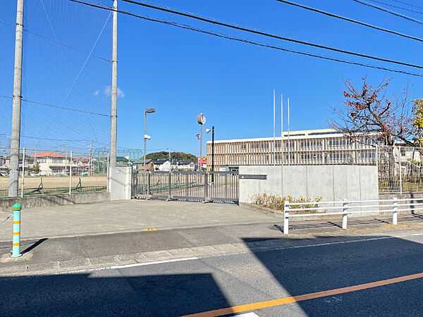 画像16:中学校「小牧市立味岡中学校まで2209m」