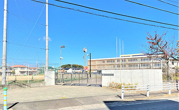 画像24:中学校「小牧市立味岡中学校まで1401m」