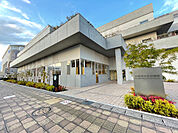 図書館「小牧市中央図書館まで704m」