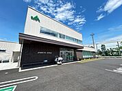 銀行「JA尾張中央北里支店まで557m」