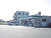 コンビニ「ファミリーマートまで100m」