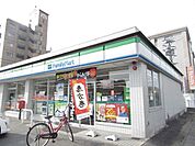 コンビニ「ファミリーマートまで80m」