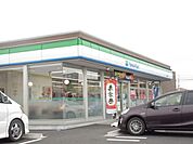 コンビニ「ファミリーマートまで810m」