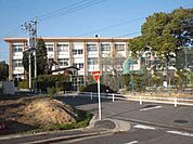 小学校「豊明市立三崎小学校まで668m」