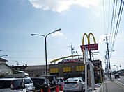 飲食店「マクドナルドまで920m」