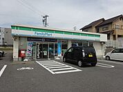 コンビニ「ファミリーマートまで640m」