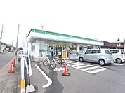 コンビニ「ファミリーマートまで740m」