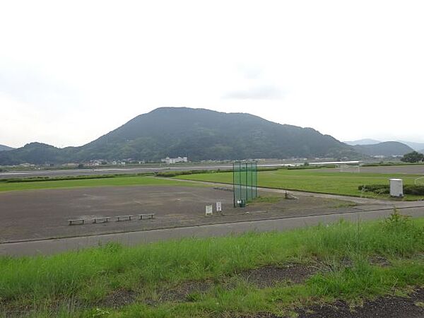 画像12:公園「安倍川緑地スポーツ広場まで590m」