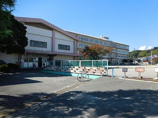 画像24:小学校「市立西豊田小学校まで900m」