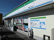 コンビニ「ファミリーマートまで710m」