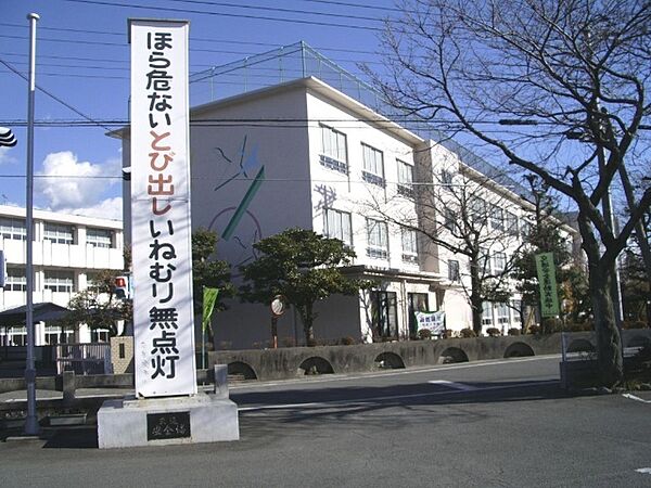 画像16:小学校「富士市立岩松小学校まで1356m」