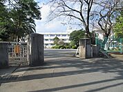 中学校「富士市立鷹岡中学校まで1129m」