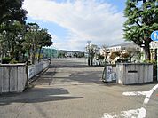 小学校「富士市立鷹岡小学校まで842m」