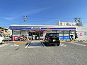 コンビニ「ローソンひばり焼津小川新町店まで244m」