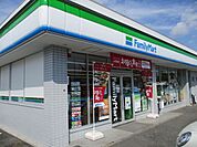 コンビニ「ファミリーマートまで500m」