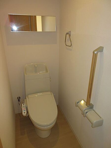 画像11:温水洗浄便座付きのトイレです。