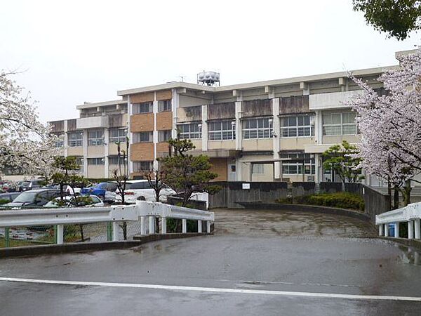 画像15:中学校「岐阜市立厚見中学校まで2145m」