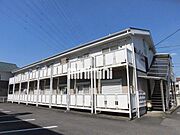 南向きで陽の差し込む明るい外観。