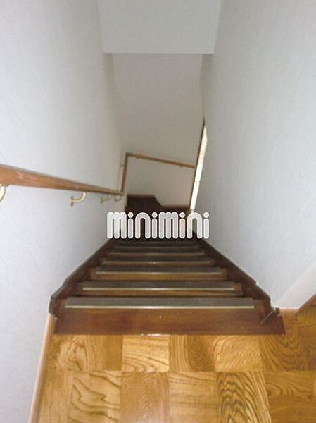画像12:手すり付の階段