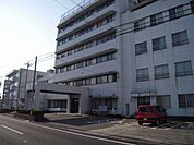 病院「平野総合病院まで230m」