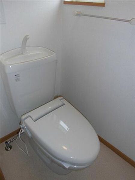 画像8:暖房便座完備のトイレです