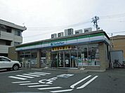 コンビニ「ファミリーマートまで200m」