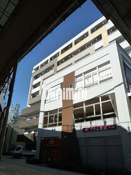画像2:柳ヶ瀬商店街に建つオートロック付きマンションです。