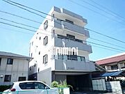 4階建ての鉄骨造マンション。