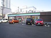 コンビニ「ファミリーマートまで110m」