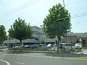 病院「加納渡辺病院まで1100m」