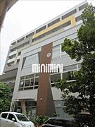 柳ヶ瀬商店街に建つオートロック付きマンションです。