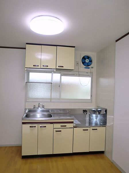 画像5:換気に便利な大きな窓付きのキッチン。